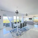 Vila Al Qasr Luxury *