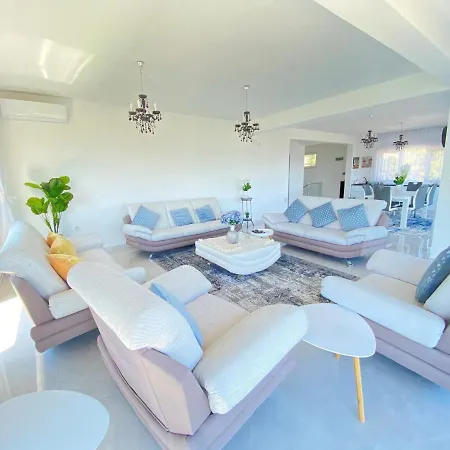 Villa Al Qasr Luxury *